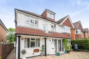 Fully equipped house with heated pool, garden & fast internet - Image 5