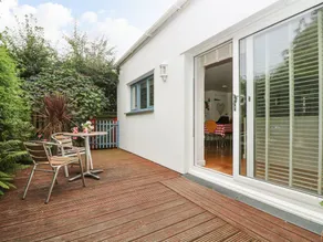 Cottage with terrace & garden - Image 2