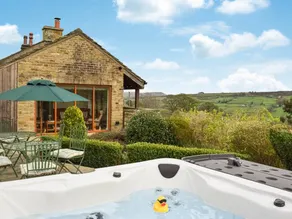 Cottage with jacuzzi, barbeque & garden - Image 2