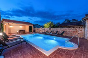 Alojamiento con piscina, jardín y barbacoa | Vistas a la piscina - Image 2