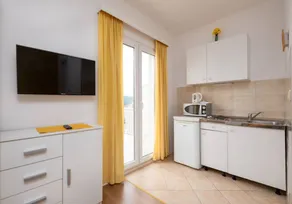 Apartment with garden & terrace | Garden view - Image 3