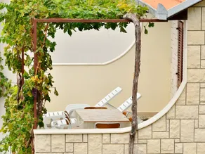 Apartment with terrace & garden - Image 3