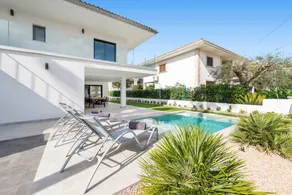 Villa with private pool, garden & BBQ - Image 2