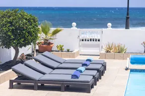 Child-friendly chalet with barbecue, garden & private pool | Beach view - Image 3
