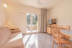 Villa avec piscine, jardin et terrasse - Image 5