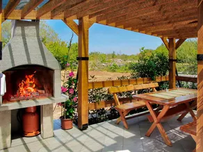 Apartment with terrace, barbeque & garden - Image 5