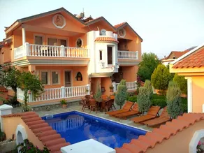 Fully equipped holiday home with garden, terrace & private pool - Image 2