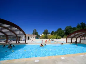 Chalet with heated pool, BBQ & terrace - Image 3