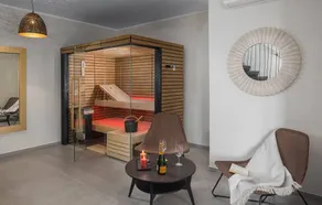 Villa with garden, jacuzzi & heated pool - Image 3