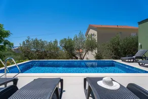 Villa apta para niños con barbacoa, piscina privada y jardín | Vistas al agua | En la playa | Se admiten mascotas - Image 2