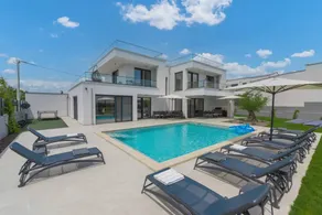 Children-friendly villa | Water view - Image 3