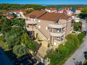 Apartamento vacacional con jardín - Image 2
