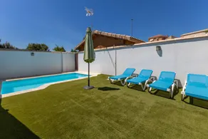 Maison avec jardin, piscine et barbecue | Vue jardin - Image 2