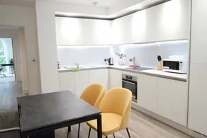 Luxury London Royal Wharf Apartment - Image 5