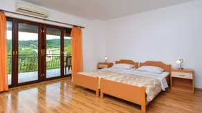 Flat with pool, garden & barbecue - Image 5