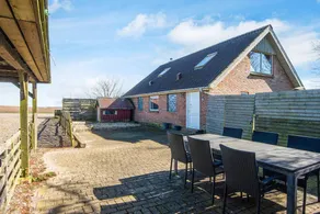 Holiday home with garden & terrace - Image 3