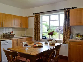 Cottage with BBQ, terrace & garden - Image 3