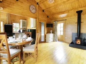 Child-friendly cottage with hot tub & garden | Pets are welcome - Image 2