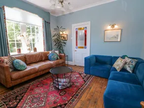 Cottage with garden & hot tub - Image 3