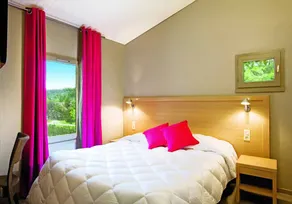 Holiday apartment with pool, garden & terrace - Image 5