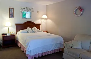 Stylish Vacation Rental for Couples Overlooking West Penobscot Bay, Maine - Image 4