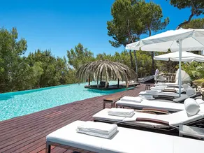 Fully equipped villa with garden, sauna & private pool - Image 3