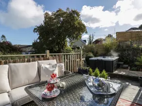 Cottage with garden & hot tub - Image 2