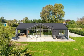 Fully equipped holiday home with garden & terrace - Image 5