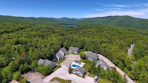 Appartement en copropriété adapté aux familles avec jardin, piscine et barbecue | Vue montagne | Parfait pour le travail à distance - Image 3