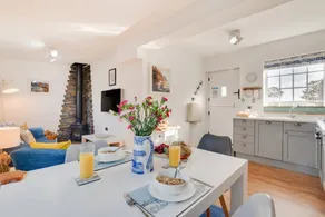Holiday apartment with garden & barbecue - Image 2