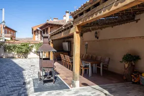 House with hot tub & garden - Image 2