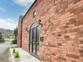 Cottage with jacuzzi & garden - Image 3