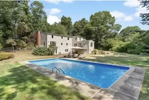 Holiday home with BBQ & private pool - Image 3