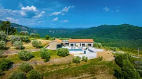 Fully equipped villa with garden, terrace & private pool - Image 3