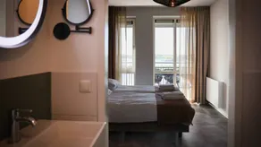 Apartment with terrace & pool - Image 4