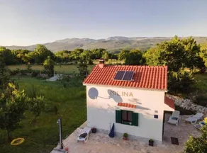 Holiday home with barbeque & private pool | Dogs allowed - Image 2