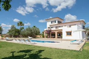 Family-friendly villa with garden, private pool & jacuzzi | Sea view | Good for workation - Image 3