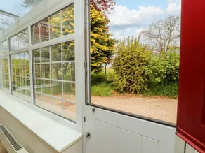 Cottage with garden & hot tub - Image 4