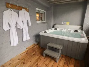 Cottage with hot tub & garden - Image 2