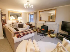 Cottage with jacuzzi & garden - Image 4