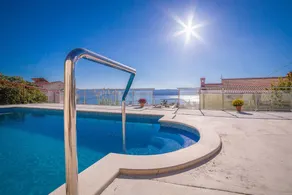 Holiday apartment with barbecue, garden & pool | Sea view - Image 4