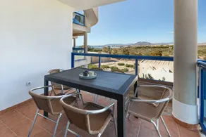 Agréable appartement convivial et familial avec barbecue, piscine et internet haut débit | Vue montagne | Proche de la plage - Image 3