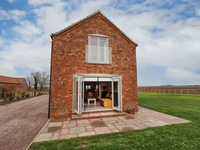 Cottage with jacuzzi & garden | Beach view - Image 3