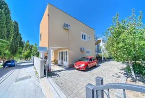 Flat with pool & garden - Image 3