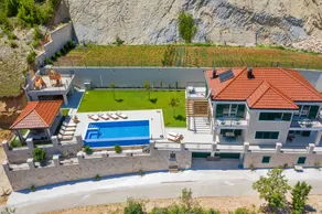 Villa with garden, terrace & pool - Image 3