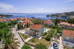 Villa with barbeque, garden & terrace - Image 3