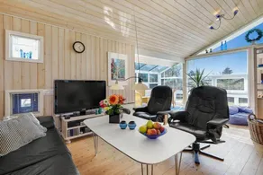 Fully equipped holiday home with BBQ, sauna & hot tub - Image 4