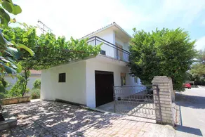 House with BBQ, terrace & garden - Image 2