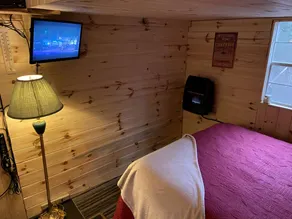 Quaint Tiny Cabin Great for a Couples Escape in Ontario - Image 4