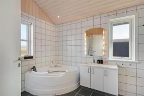 House with hot tub, BBQ & terrace - Image 4